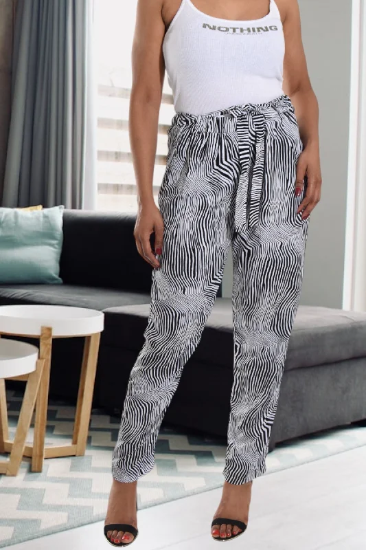 Stylish cropped pants for warm season trends -Black And White Printed Pocket Pants